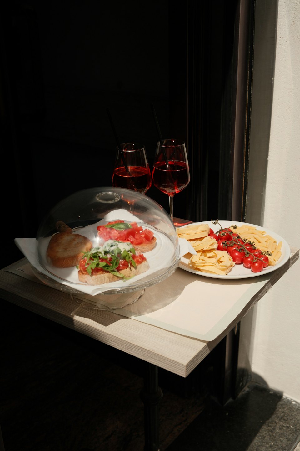 Vino rosso e antipasti italiani su un tavolo all'aperto.