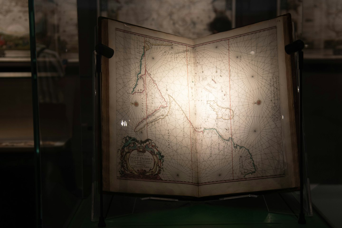 Libro antico aperto su una mappa storica su un supporto.